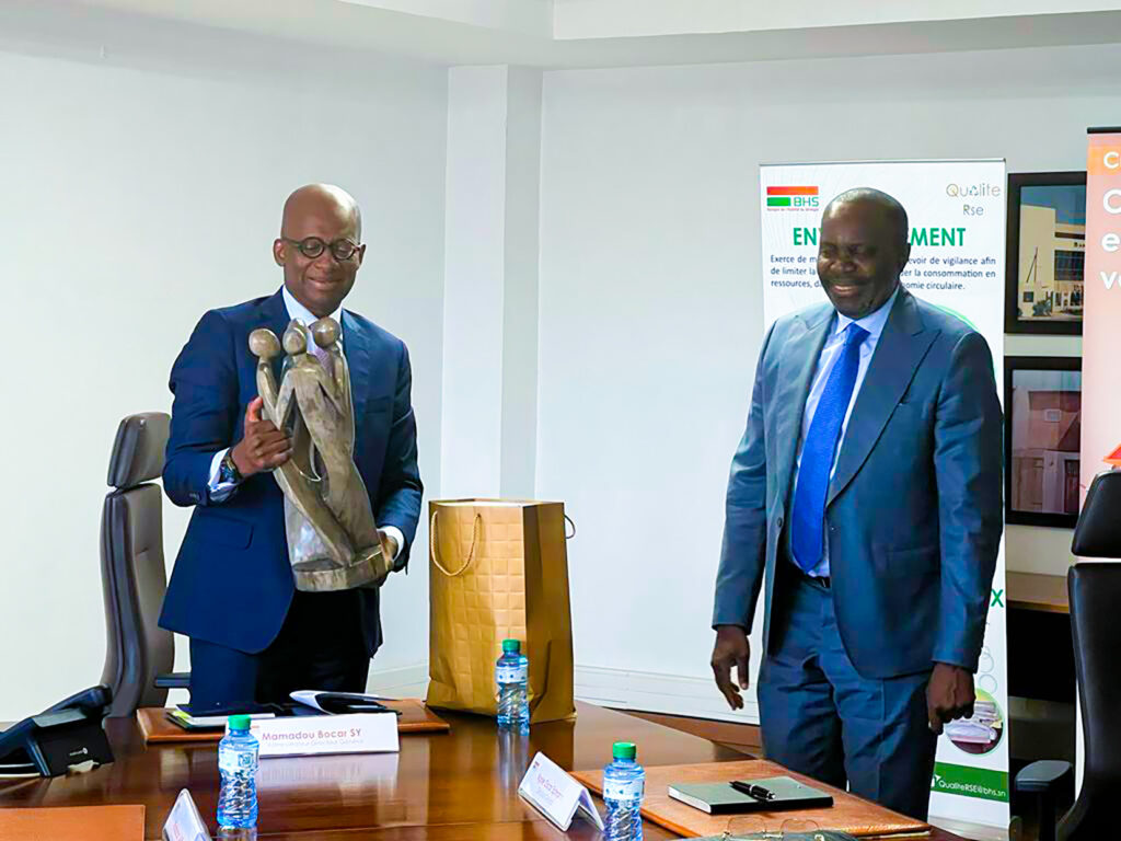 Remise d'un présent par le DG de la BCH, M. Oscar Ephraim NGOLE au DG de la BHS, M. Bocar SY