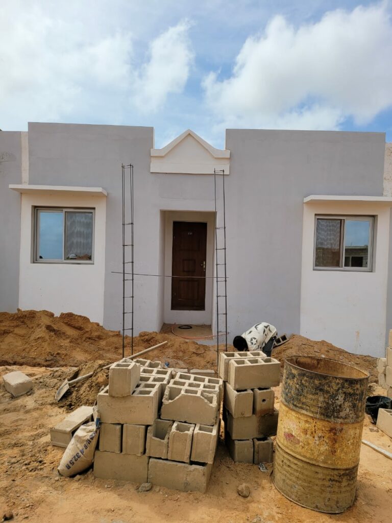 Visite sur site du projet immobilier de 3 500 logements de la COMICO, financé par la BHS, situé dans la commune de Bambilor à 35 km de Dakar