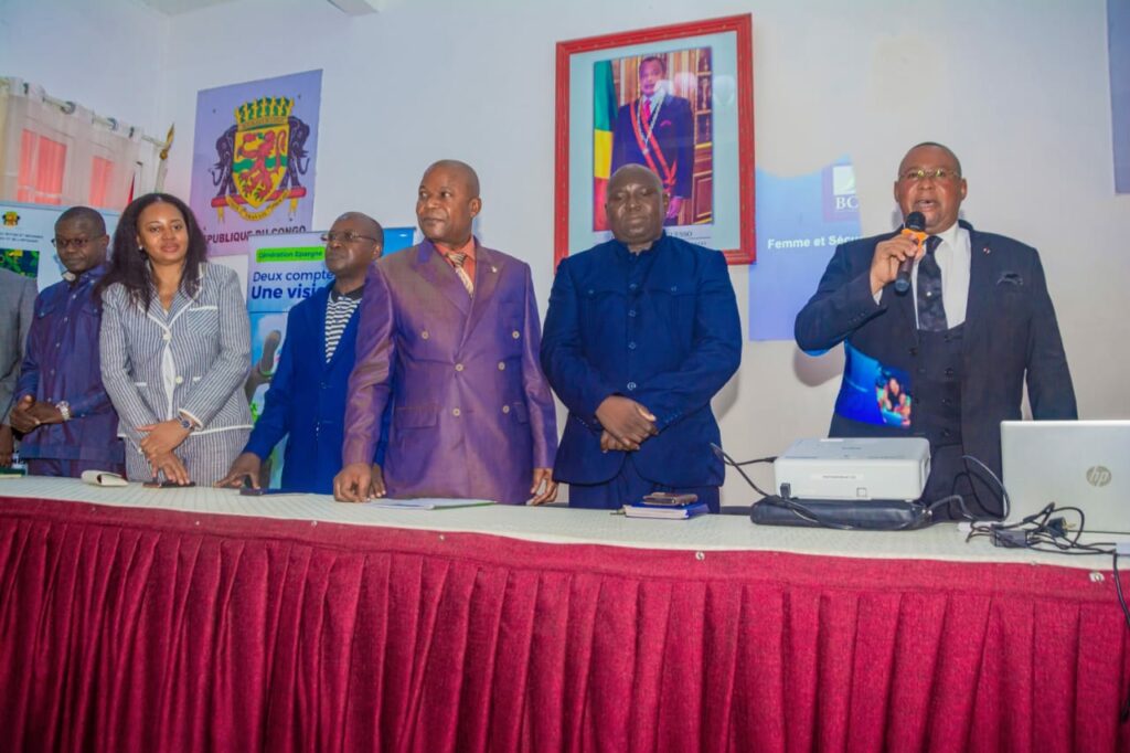 De gauche à droite : M. NTSIKA Karel,Directeur Départemental du FIGA, Mme IBATA Evelyne, Directrice Marketing et Communication BCH, M. MADZOU, Directeur Départemental ANA, M. MASSOUKOU Gaspard, Directeur Départemental ACPCE, M. le Directeur Départemental de l'ADPME,M. Jean Romuald TCHICAMBOUD, Maire de l'arrondissement 3 Tié Tié
